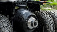 Agar mendapat kesan dramatis, knalpot ditutup dengan cover yang cukup besar, sementara knalpot aslinya lebih kecil dan tersembunyi di dalam. Foto: News Zing