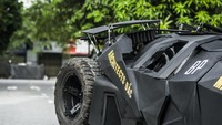 Dari segi penggerak, Batmobile ini menggunakan spek mesin 4 silinder berkapasitas 400 cc dari sebuah sepeda motor. Supaya bisa beroperasi seperti mobil, dilakukan penyesuaian pada girboks yang dilengkapi gigi mundur. Foto: News Zing