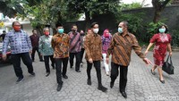 Gibran datang bersama Teguh dan ditemani sejumlah pengurus PDIP, seperti Ketua DPC FX Hadi Rudyatmo dan Wakil Ketua DPC Putut Gunawan. Mengenakan kemeja batik, mereka tiba di kediaman Purnomo, Jalan Bhayangkara, Penumping, Laweyan, Solo, Kamis (3/9/2020) pukul 16.00 WIB.