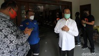 Purnomo selaku tuan rumah sudah bersiap di teras mengenakan kemeja putih. Ditemani istri, Saraswati, Purnomo langsung melakukan sapa dan salam kepada tamunya. Sementara Saraswati yang melihat Gibran, menanyakan wajah Gibran yang disebutnya agak gosong.