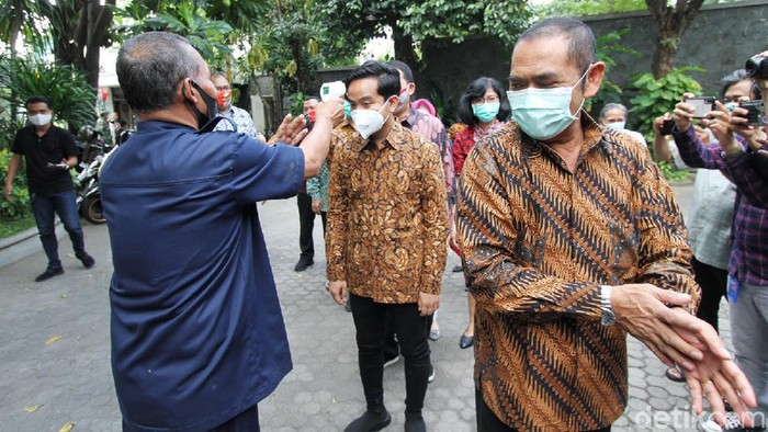 Gibran Rakabuming Raka berkunjung ke kediaman Achmad Purnomo. Pertemuan ini merupakan yang pertama kali setelah PDIP menurunkan rekomendasi Pilkada Solo 2020.