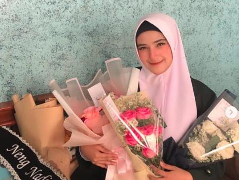 Nadya Mustika lulus kuliah