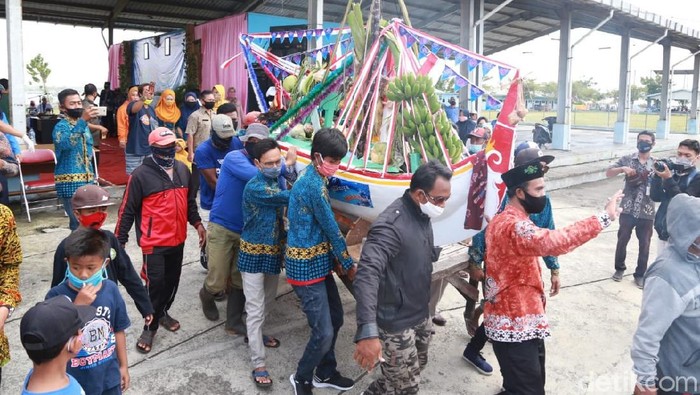 Nelayan Muncar Kembali Gelar Tradisi Petik Laut