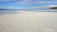 Pasirnya muncul membentang sepanjang 200 meter.