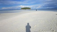 Kondisi alam yang masih terjaga dapat dilihat dari kejernihan air dan gumpalan awan yang bersih.