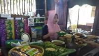 Warung makannya unik dengan hiasan-hiasan tradisional. Selain Pecel ada juga aneka gorengan yang dapat dipanaskan sebelum dihidangkan.