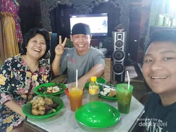 Di samping itu pengunjung dapat juga berfoto di beberapa spot dalam tempat makan dengan latar belakang peralatan-peralatan dapur yang kuno. Di samping itu pengunjung dapat juga berfoto di beberapa spot dalam tempat makan dengan latar belakang peralatan-peralatan dapur yang kuno.
