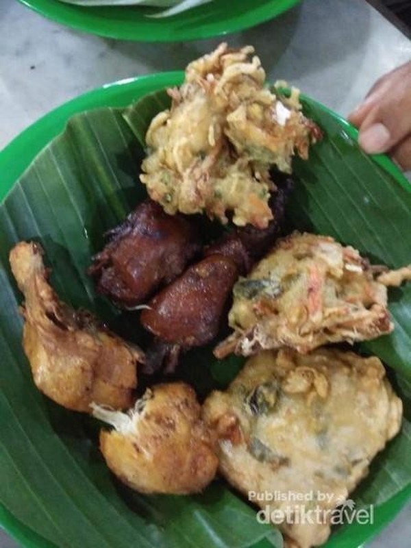 Melihat tampilan makanan di tempat ini kami benar-benar tergoda. Aneka lauk di Pecel Muthia asal Madiun di Sidoarjo. Melihat tampilan makanan di tempat ini kami benar-benar tergoda. Aneka lauk di Pecel Muthia asal Madiun di Sidoarjo.