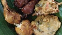 Melihat tampilan makanan di tempat ini kami benar-benar tergoda. Aneka lauk di Pecel Muthia asal Madiun di Sidoarjo.