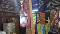 Pecel Muthia asal Madiun di Sidoarjo ini juga menjual batik tulis Sidoarjo maupun batik tulis khas Madura.