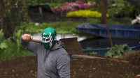 Fantasma juga mengatakan beberapa pegulat yang dia kenal harus menjual peralatan gym dan gulat mereka untuk melewati lima bulan sejak arena ditutup. AP Photo/Marco Ugarte  