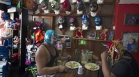 Victor Gongora, yang bergulat dengan nama Herodes Jr. telah bergulat dalam pertandingan yang disiarkan langsung secara online seharga sekitar $12, meskipun orang dapat membayar paling sedikit $3 untuk mendapatkan rekaman pertandingan setelah pertandingan selesai. AP Photo/Marco Ugarte  
