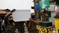 Seperti diketahui, pemerintah melaporkan 3.075 kasus baru COVID-19 yang terkonfirmasi pada Rabu (2/9/2020). DKI Jakarta menjadi provinsi dengan penambahan kasus paling tinggi sebanyak 1.054 kasus.