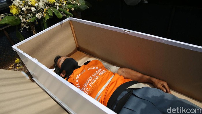 Warga yang bandel tak pakai masker diberi sanksi dengan dimasukkan ke dalam peti mati di Kalisari, Jakarta Timur, Kamis (3/9/2020).