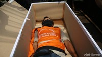Selain dimasukkan ke peti mati, mereka juga wajib memakai rompi pelanggar PSBB.