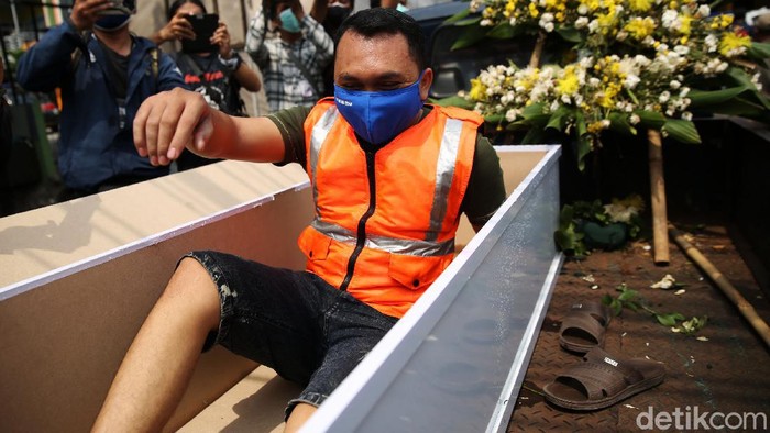 Pelanggar PSBB Dimasukkan ke Peti Mati Warga yang bandel tak pakai masker diberi sanksi dengan dimasukkan ke dalam peti mati di Kalisari, Jakarta Timur, Kamis (3/9/2020).