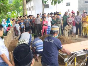 Pemakaman Suami yang Bakar Hidup-hidup Istri dan Anak Dikawal Polisi