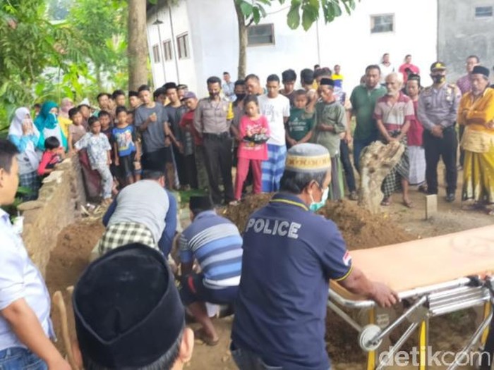 Pemakaman Amir di Pekalongan dikawal polisi, Kamis (3/9/2020).