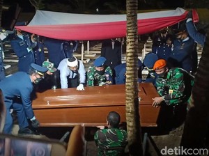 Tangis di Pemakaman Pilot Pesawat Tempur yang Tergelincir di Madiun