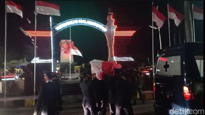 Pemakaman Pilot Pesawat Tempur yang Tergelincir di Lanud Iswahjudi Pilot pesawat tempur TNI AU yang tergelincir di Lanud Iswahjudi meninggal dunia. Pemakaman jenazah di Taman Makam Pahlawan (TMP) Kota Madiun, Rabu (2/9) malam hingga dini hari tadi diiringi isak tangis keluarga.