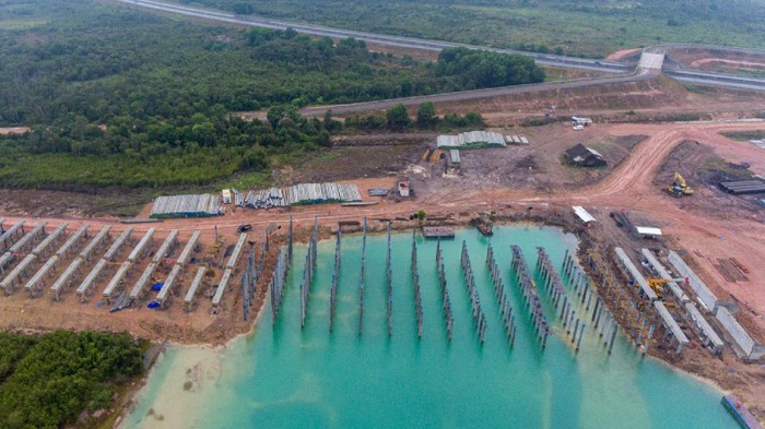 PEMBANGUNAN TOL INDRALAYA-PRABUMULIH Foto udara pembangunan proyek jalan tol Trans Sumatera ruas Palembang-Bengkulu Seksi Indralaya-Prabumulih di Indralaya, Ogan Ilir (OI), Sumatera Selatan, Kamis(3/9/2020). Pembangunan jalan tol sepanjang 65Km tersebut ditargerkan rampung pada 2021. ANTARA FOTO/Nova Wahyudi/nz
*** Local Caption *** 119km