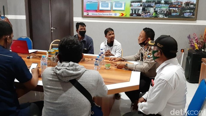 Polisi mengamankan pemotor yang nekat menyetir dengan satu kaki sambil tiduran. Pemotor itu bernama Yulianto (42), warga Desa Alastlogo, Kecamatan Lekok, Kabupaten Pasuruan.