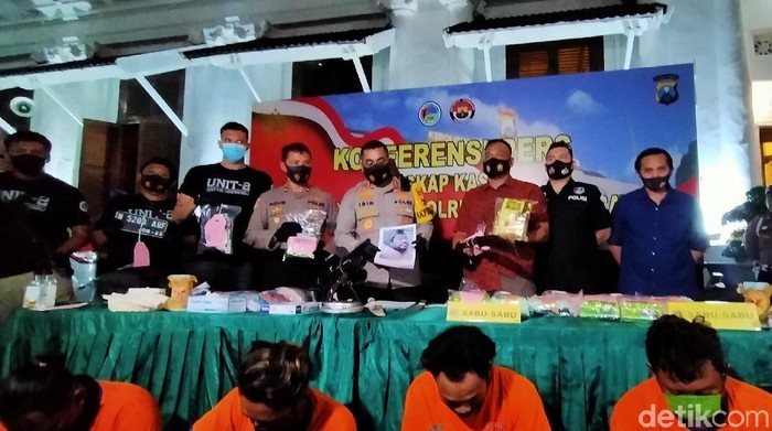 Polisi Surabaya mengungkap jaringan pengedar narkoba di Kota Pahlawan. Polisi mengamankan 17 kg sabu dari 8 tersangka.