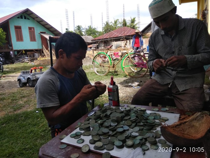 Penggali kubur temukan koin langka di Aceh (dok. Istimewa)