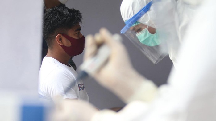 Ratusan tenaga medis gugur akibat pandemi COVID-19. Pembatasan jam kerja nakes pun dinilai dapat menjadi upaya untuk melindungi tenaga medis dari virus Corona.