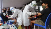 Kasus infeksi COVID-19 di Indonesia masih terus naik cukup signifikan setiap harinya. Bahkan di beberapa daerah, angka positifnya naik tajam sampai ratusan bahkan ribuan pasien perhari. ANTARA FOTO/Prasetia Fauzani  