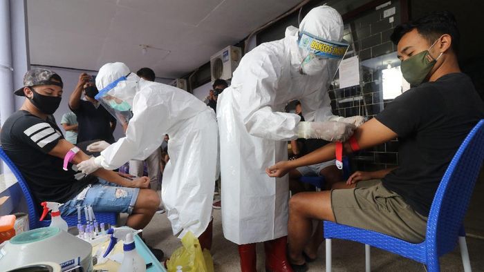 Pentingnya Pembatasan Jam Kerja untuk Lindungi Tim Medis dari Corona Ratusan tenaga medis gugur akibat pandemi COVID-19. Pembatasan jam kerja nakes pun dinilai dapat menjadi upaya untuk melindungi tenaga medis dari virus Corona.