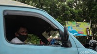 Spanduk yang dilengkapi dengan simbol peti mati serta pocong pun tampak dilengkapi dengan protokol kesehatan seperti rajin mencuci tangan, mengenakan masker, hingga menjaga jarak guna mencegah penyebaran virus Corona.