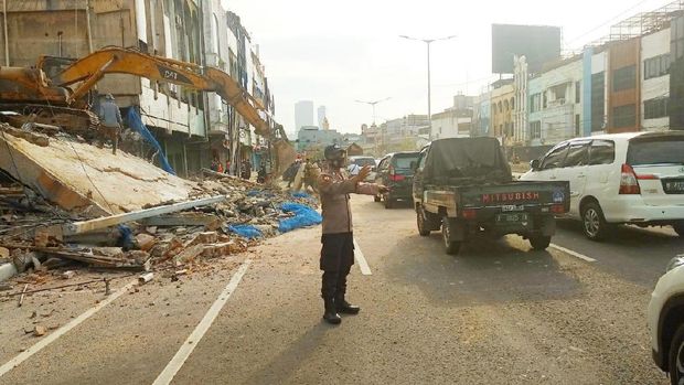 Polisi atur lalin di lokas i ruko roboh di Jl Kyai Caringin, Gambir