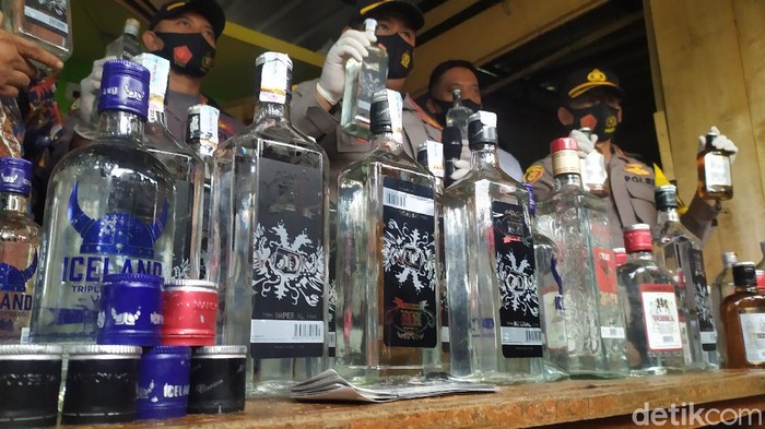 Polisi menggerebek rumah produksi miras palsu bermerk di Cianjur