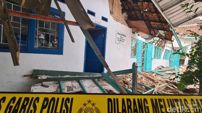 Potret gedung BNN Sukabumi yang ambruk