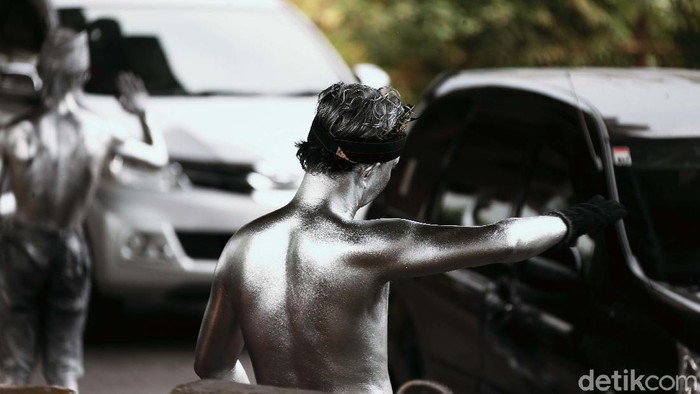 Manusia silver yang kerap meminta sumbangan berkeliaran di lampu merah jalanan Kota Bekasi. Aksi mereka kerap mengganggu ketentraman dan ketertiban umum.