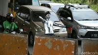 Manusia silver saat meminta sumbangan uang di perempatan lampu merah Caman, Jatibening, Kota Bekasi,Kamis (03/09/2020).