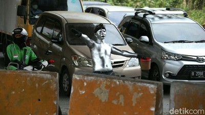 Potret Manusia Silver yang Menjamur di Kota Bekasi