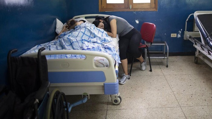 Potret Pasien Kanker di Venezuela Bertahan Hidup di Tengah Pandemi RS pasien kanker di Venezuela jatuh bangun bertahan dari pandemi COVID-19. Selain berjuang sembuh dari penyakit, pasiennya pun berjuang menghindari virus Corona