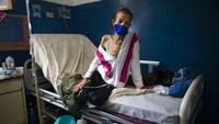 Yalitza Cadiz, Seorang pasien kanker di Rumah Sakit Onkologi Luis Razetti, Caracas, Venezuela, duduk di atas tempat tidurnya. Cadiz merupakan salah satu pasien kanker yang menjalani perawatan di rumah sakit tersebut sebelum Venezuela memberlakukan pembatasan aktivitas imbas pandemi COVID-19.