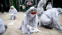Kelompok Extinction Rebellion menggelar aksi 26 sepatu yang ditampilkan mewakili 26 orang yang meninggal akibat polusi udara di London setiap hari. Hollie Adams/Getty Images  