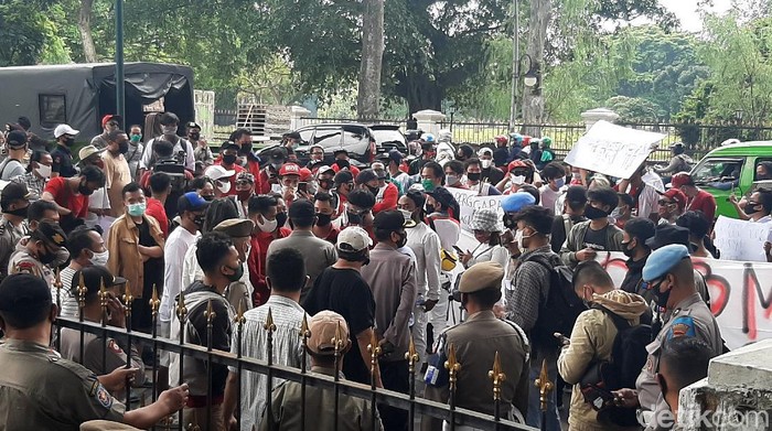 Ragam Poster Curahan Hati Para Musisi Kafe dan Resto di Bogor Ratusan musisi kafe dan resto di Kota Bogor gelar aksi unjuk rasa. Mereka tuntut Pemkot Bogor tinjau ulang kebijakan pembatasan jam operasional mal hingga kafe.