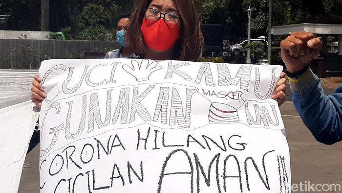 Ragam Poster Curahan Hati Para Musisi Kafe dan Resto di Bogor Ratusan musisi kafe dan resto di Kota Bogor gelar aksi unjuk rasa. Mereka tuntut Pemkot Bogor tinjau ulang kebijakan pembatasan jam operasional mal hingga kafe.