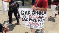 Poster yang dibawa para penyanyi dan musisi resto-kafe tersebut tak hanya berisi curahan hati mereka, tetapi juga ajakan untuk mematuhi protokol kesehatan seperti imbauan rajin mencuci tangan hingga mengenakan masker saat beraktivitas di luar rumah.