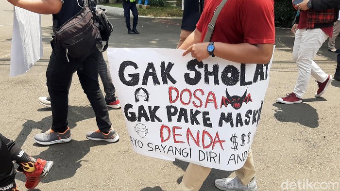 Ragam Poster Curahan Hati Para Musisi Kafe dan Resto di Bogor Ratusan musisi kafe dan resto di Kota Bogor gelar aksi unjuk rasa. Mereka tuntut Pemkot Bogor tinjau ulang kebijakan pembatasan jam operasional mal hingga kafe.