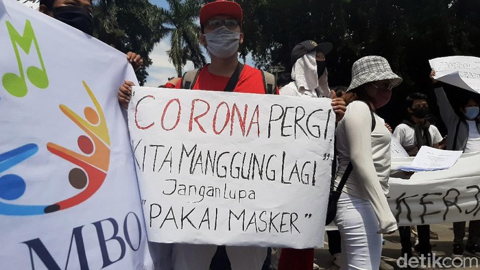 Ragam Poster Curahan Hati Para Musisi Kafe dan Resto di Bogor Ratusan musisi kafe dan resto di Kota Bogor gelar aksi unjuk rasa. Mereka tuntut Pemkot Bogor tinjau ulang kebijakan pembatasan jam operasional mal hingga kafe.