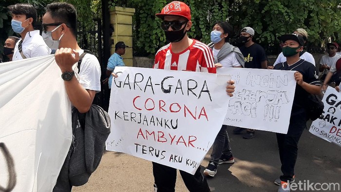Ragam Poster Curahan Hati Para Musisi Kafe dan Resto di Bogor Ratusan musisi kafe dan resto di Kota Bogor gelar aksi unjuk rasa. Mereka tuntut Pemkot Bogor tinjau ulang kebijakan pembatasan jam operasional mal hingga kafe.