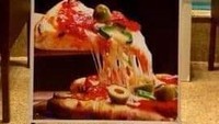 Suka makan pizza? Nah pizza berlumur keju dari resto Pizza Hut pasti sudah familiar ya. Kalau di China ada juga resto pizza yang namanya Pizza Hat. Foto: twitter @penjahatgunung
