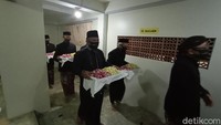 Acara dimulai dengan doa di jalan antrean masuk ke makam Sunan Muria. Tampak pengurus makam juga terlihat membawa luwur Makam Sunan Muria.