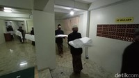 Setelah itu kemudian, pengurus yang membawa luwur berjalan menuju makam Sunan Muria. 